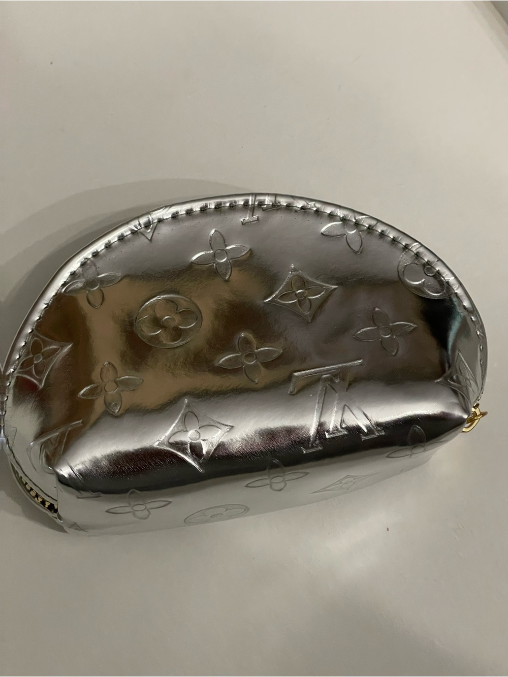Adorable Fashion Silver Monogram Cosmetic Pouch nwot 6”x4”